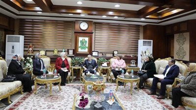 محافظ المنيا يكرم وفد فرع المجلس القومي للمرأة لجهوده المستمرة في قرى حياة كريمة