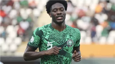 مدافع نيجيريا: جاهزون لمواجهة جنوب إفريقيا.. وبيسيرو مدرب متوازن ويساعدنا على التقدم 