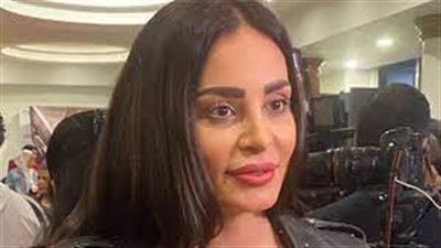 دومينيك حوراني لمعجب طلب التصوير معاها: حبيبي بيغير عليا