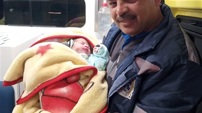 مسعف وسائق يساعدان سيدة على الولادة داخل سيارة الإسعاف ببني سويف