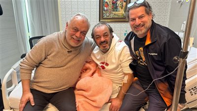 أشرف زكي ومحمد إمام يزوران علاء مرسي في المستشفى بعد إجرائه عملية جراحية| فيديو