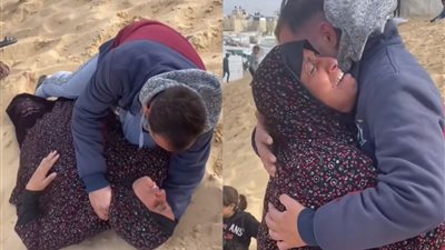 أم فلسطينية تفقد وعيها بعد الإفراج عن نجلها من قبل الاحتلال