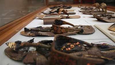 بعضها صنع من الذهب.. صنادل الملك توت عنخ آمون قبل عرضها بالمتحف المصري الكبير | صور 