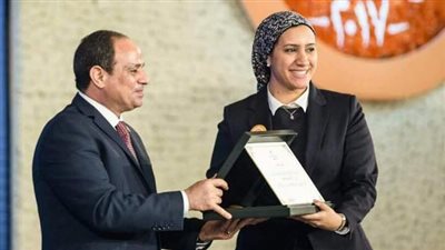 آية مدني تحمل الشعلة الأولمبية في باريس