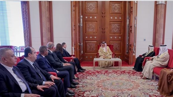 ملك البحرين يستقبل