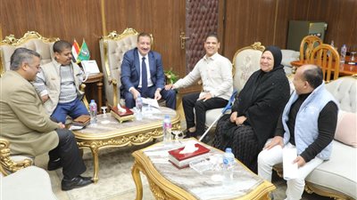 محافظ المنوفية يلتقي وفد من قصار القامة.. ويقرر صرف دعم مالي للمشاركة في مهرجان البيسبول