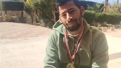 55 ميدالية رغم الإعاقة.. يوسف بطل سباحة من ذوي الهمم بجنوب سيناء: نفسي ألعب في المنتخب |بث مباشر 
