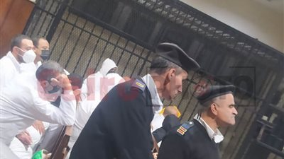 بالكمامة والزي الأبيض.. ننشر صور قيادات التموين المتهمين بالرشوة في أولى جلسات محاكمتهم 