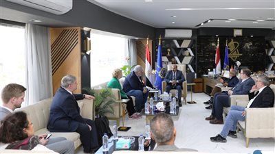 خلال استقباله وفد الصداقة البرلمانية الألمانية.. محافظ أسوان يستعرض المقومات السياحية والزراعية للمحافظة