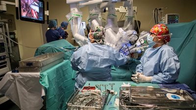 حرق أمعاءها.. تعرض أمريكية لخطأ طبي عن طريق روبوت جراحي أنهى حياتها