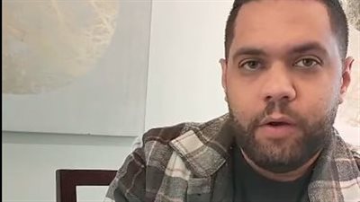 على طريقة اللمبي 8 جيجا.. خبير معلوماتي يزرع شريحة إلكترونية في ذراعه: عايز أبرمج حياتي |فيديو