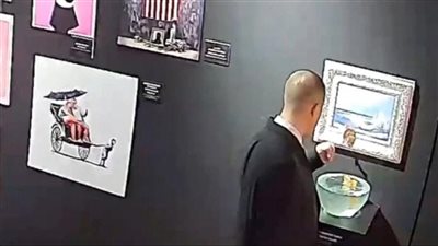 عملية تخريب غريبة.. حارس أمن يأكل قطعة فنية بمعرض روسي