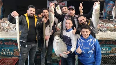 فسحة وأكل رخيص.. إقبال كبير على سوق الأسماك ببورسعيد في آخر أيام إجازة نصف العام |صور وفيديو