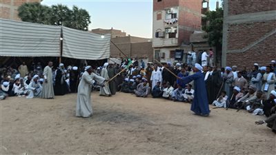 فن التحطيب على أصوله.. زحام بـ ليلة سيدنا الحسين في أسوان