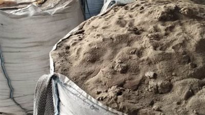 ضبط 120 طن مواد خام مجهولة المصدر بمصانع أعلاف في البحيرة