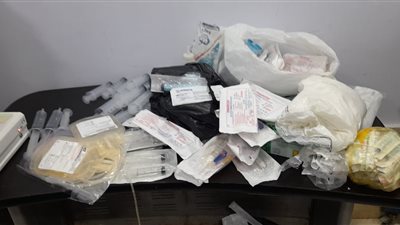 ضبط عيادة غير مرخصة يديرها أشخاص غير مؤهلين داخل بادروم أحد المستشفيات الخاصة بسوهاج| صور