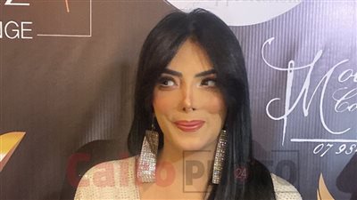 حورية فرغلي تفاجئ الحضور بخلع حذائها في مسابقة ملكات جمال العرب وأوروبا | فيديو