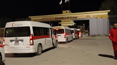نقل 78 مصابا ومريض أورام ومرافقا فلسطينيا للعلاج في المستشفيات المصرية عبر معبر رفح البري