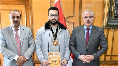 قيادات جامعة قناة السويس تستقبل طالب الهندسة بطل العالم في القوة البدنية