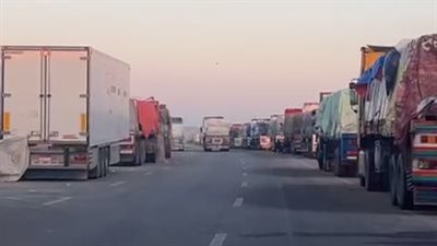 تكدس شاحنات المساعدات الإغاثية بالعريش في انتظار دخولها غزة | بث مباشر