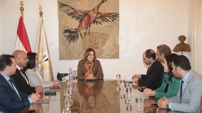 وزيرة الثقافة تلتقي وفدًا من تنسيقية شباب الأحزاب والسياسيين لبحث سبل التعاون المُشترك 