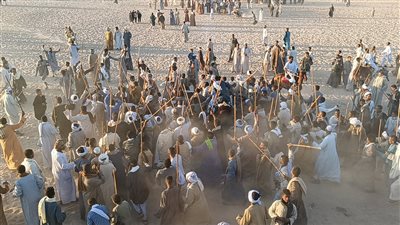 الصعايدة رافعين النبوت.. المئات يحتفلون بـ ليلة سيدنا الحسين بأسوان