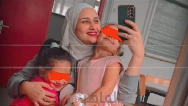الضحية مريم مع طفلتيها