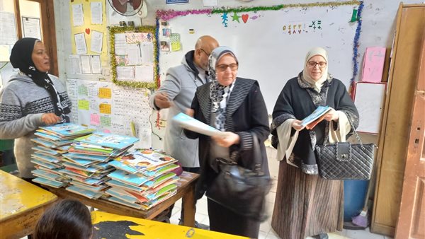 تسليم الكتب للطلاب