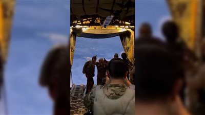 ملك الأردن يشارك في إنزال جوي لتقديم مساعدات لأهالي غزة | فيديو