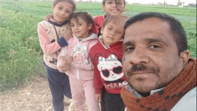 مدرس إنجليزي يعلم اللغة بطريقة سهلة وعجيبة بسوهاج: بلاقي تفاعل كبير من الطلاب والمشاهدين| فيديو 