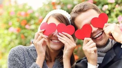 بوستات عيد الحب 2024 وقصته وحكم الاحتفال به.. رسائل وهدايا للزوج