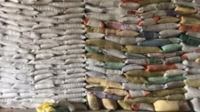 ضبط كميات كبيرة من السلع الغذائية والأعلاف الحيوانية بمخازن غير مرخصة بعدد من المحافظات |صور 