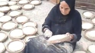 نساء يتحدين البطالة بصناعة العيش الشمسي بالمنيا: أسعار الدقيق رفعت والإنتاج قل النصف | بث مباشر