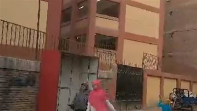 شاهد عيان يروي تفاصيل مشاجرة عنيفة بين طالبتين داخل مدرسة العمرانية: أسرهم استخدموا سكاكين وزجاجات| بث مباشر 