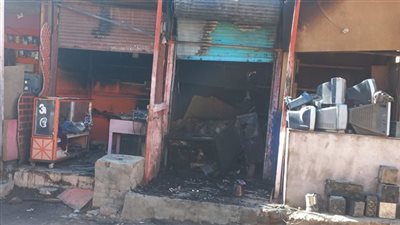 بسبب ماس كهربائي.. الجهات الأمنية تعاين مكان حريق 3 أكشاك بأسوان 
