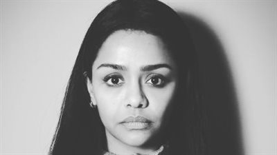 ظهرت بـ لوك السجينة.. جلسة تصوير لـ أسماء أبو اليزيد بكلاكيت مسلسل صلة رحم | صور