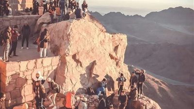 625 سائحا في زيارة المقدسات الدينية بمدينة سانت كاترين