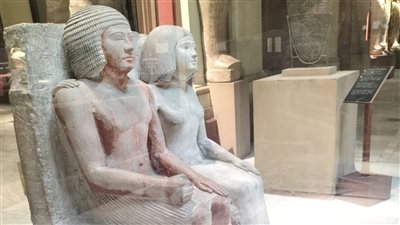 المتحف المصري بالتحرير يعرض تمثالا عائليا من عصر الدولة القديمة| صور 