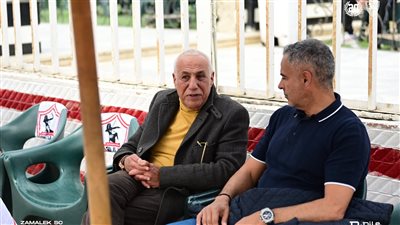 حسين لبيب يؤازر لاعبي الزمالك بالمران الختامي قبل السفر إلى الجزائر 