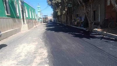 محافظ المنيا يتابع تنفيذ أعمال رصف وتمهيد الطرق والشوارع بمراكز المحافظة