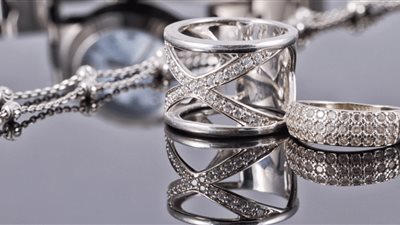 الفضة تسجل مستويات قياسية محليًا وعالميًا مدعومة بتراجع الدولار