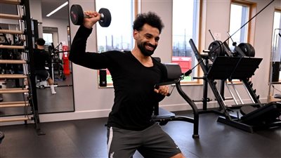 الابتسامة تعلو وجه محمد صلاح من داخل صالة الجيم خلال استعداداته للعودة للمباريات | صور