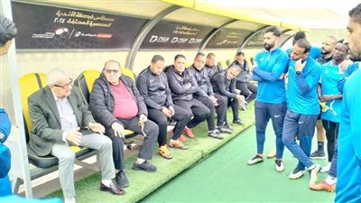 رئيس نادي المقاولون العرب يحفز اللاعبين قبل مواجهة إنبي في الدوري