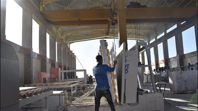 الواير اتفك.. مصرع عامل صدمه ونش داخل مصنع رخام بالبساتين 