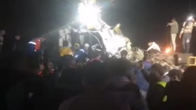 ميكروباص وتريلا.. تفاصيل تصادم حادث صحراوي الإسكندرية