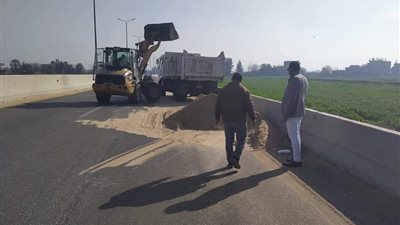 انقلاب حمولة سيارتين محملتين بالرمال على محور شبين الكوم طملاي بالمنوفية