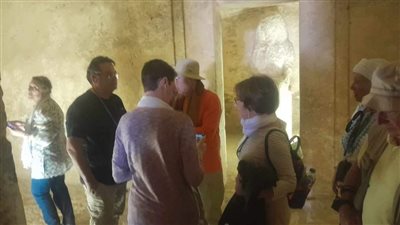 وفد سياحي إسباني يزور منطقة تل العمارنة الأثرية في المنيا