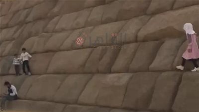 بعد تبليط الجزء السفلي منه.. أطفال يتسلقون هرم منكاورع بالجيزة | صور 