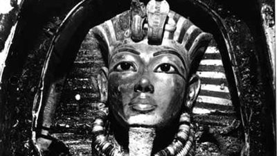 بعد اكتشافه بالأقصر.. 3 صور ترصد مراحل عرض قناع توت عنخ آمون | صور 