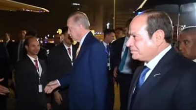 الرئيس السيسي يودع أردوغان في مطار القاهرة